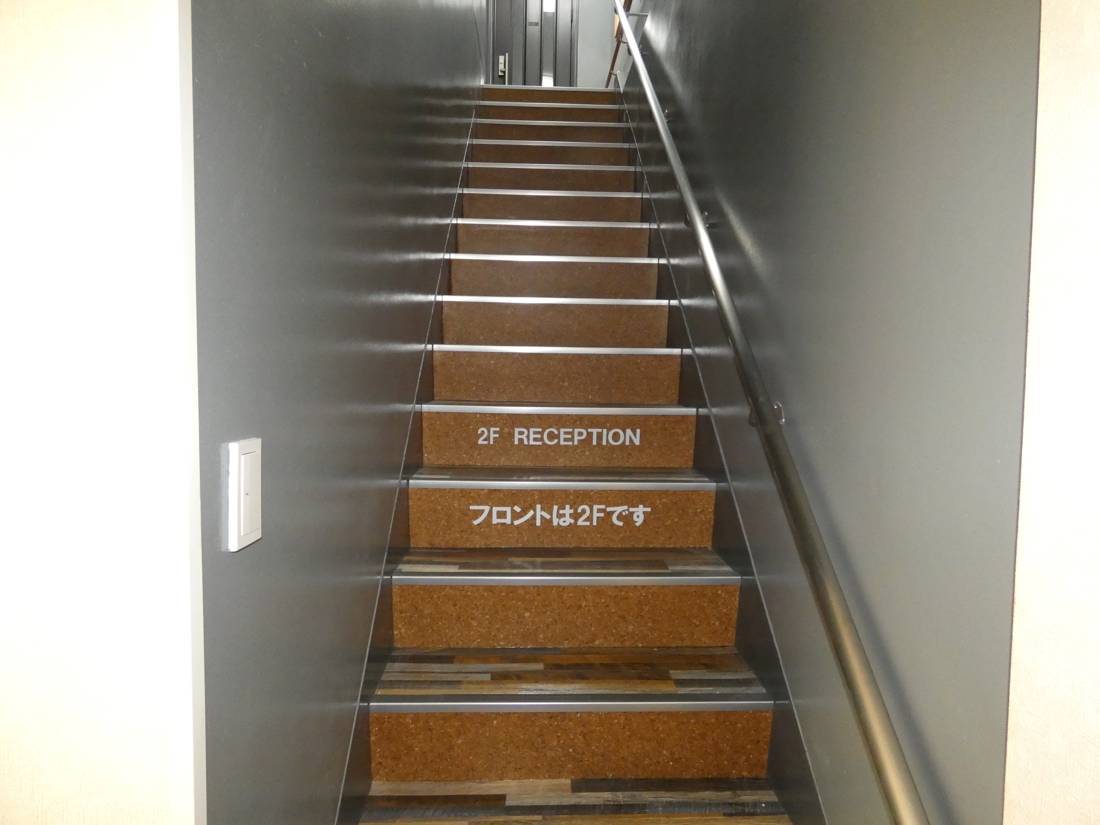 2階フロントへ続く階段